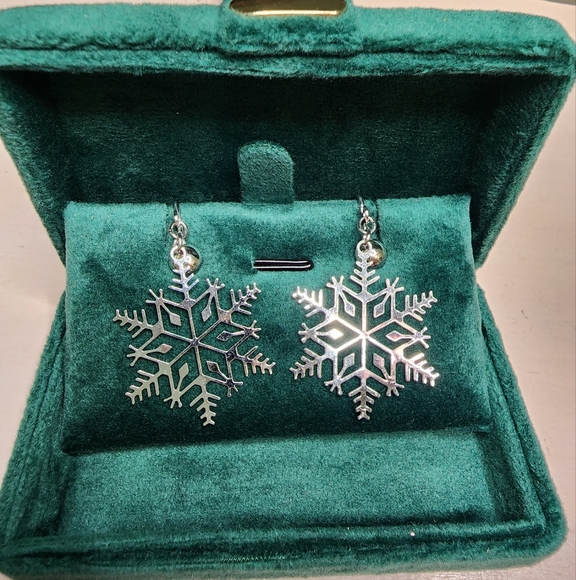 HOST PICK Vintage Earrings Snowflakes, Christmas,Clip On Earrings, Silver - Picture 2 of 8